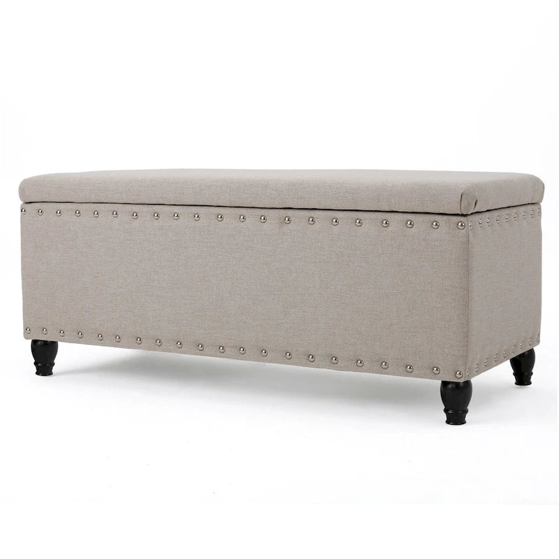 Panca contenitore/pouf in tessuto beige con finiture borchiate e gambe in legno di betulla – 106 cm