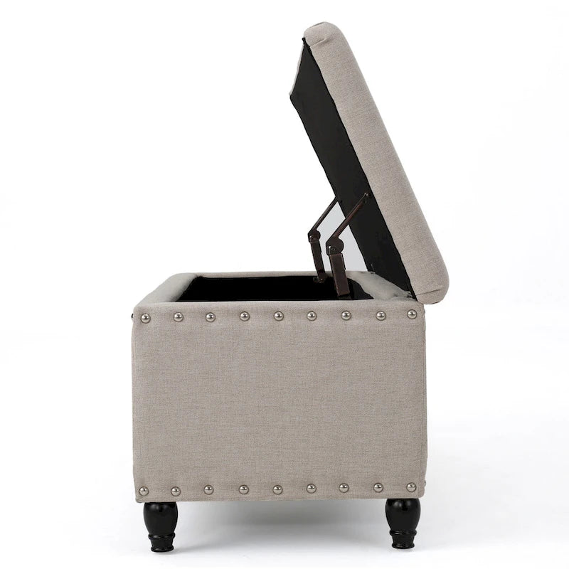 Panca contenitore/pouf in tessuto beige con finiture borchiate e gambe in legno di betulla – 106 cm