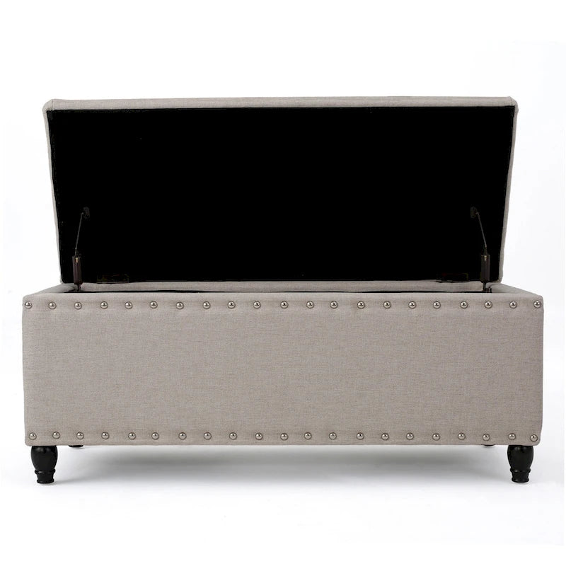 Panca contenitore/pouf in tessuto beige con finiture borchiate e gambe in legno di betulla – 106 cm