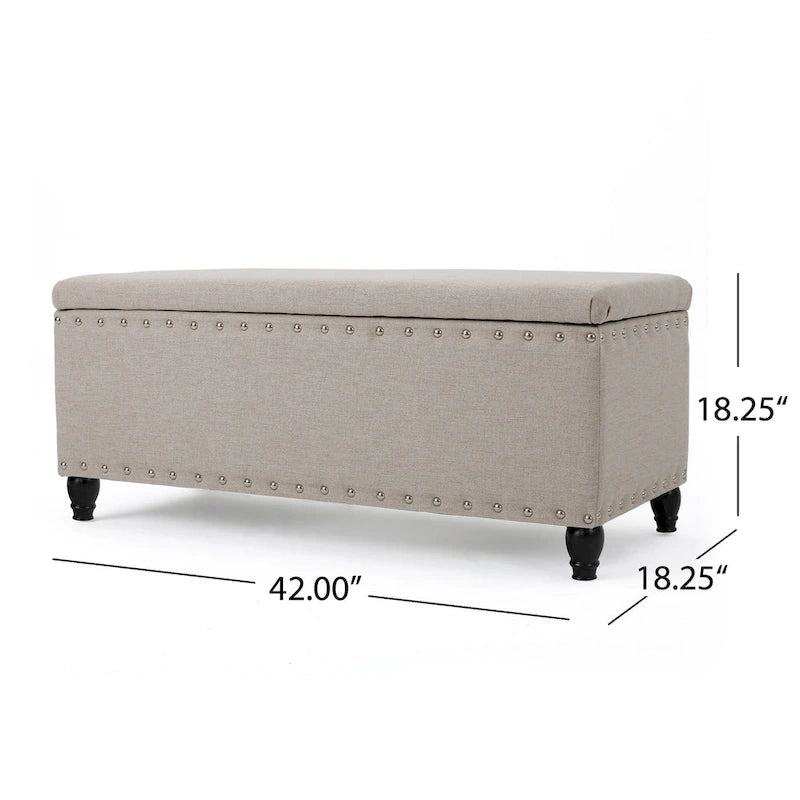 Panca contenitore/pouf in tessuto beige con finiture borchiate e gambe in legno di betulla – 106 cm