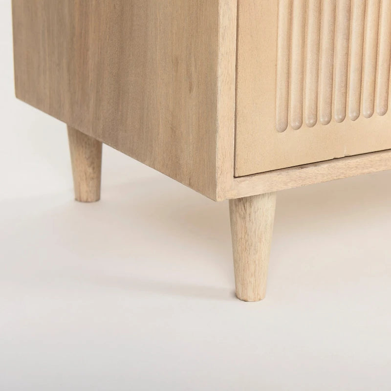 Madia Tucker marrone chiaro in legno massello con ante decorate - 71,75L x 30A x 15P