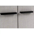Credenza moderna in tessuto beige e metallo nero opaco con design curvo