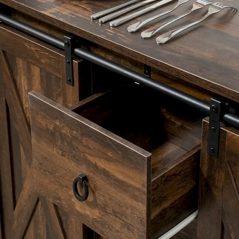 Credenza a buffet industriale da fattoria, madia da cucina con ante scorrevoli a persiana, tre cassetti e ripiani regolabili